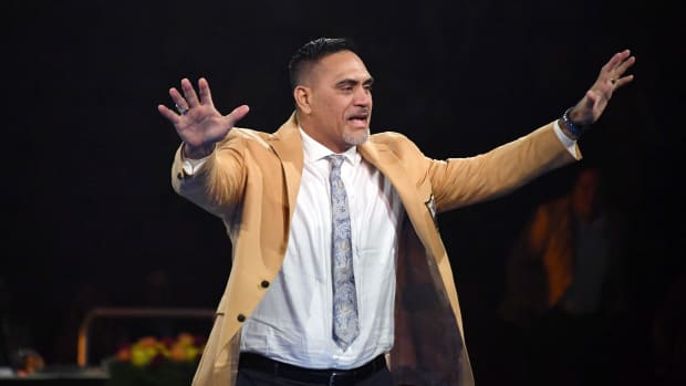 Kevin Mawae gestures after receiving gold jacket during the Enshrinees Gold Jacket dinner at Memorial Civic Center and Cultural Center.